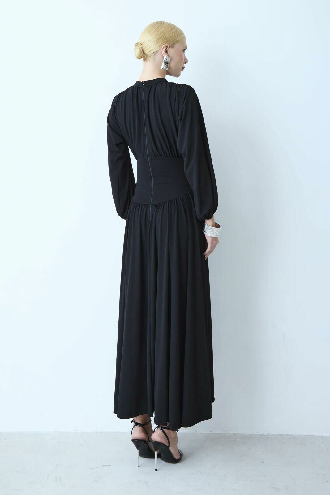 Imagem de Vestido Mídi Mangas Bufantes Cós Largo Barra Fluida Preto Zen